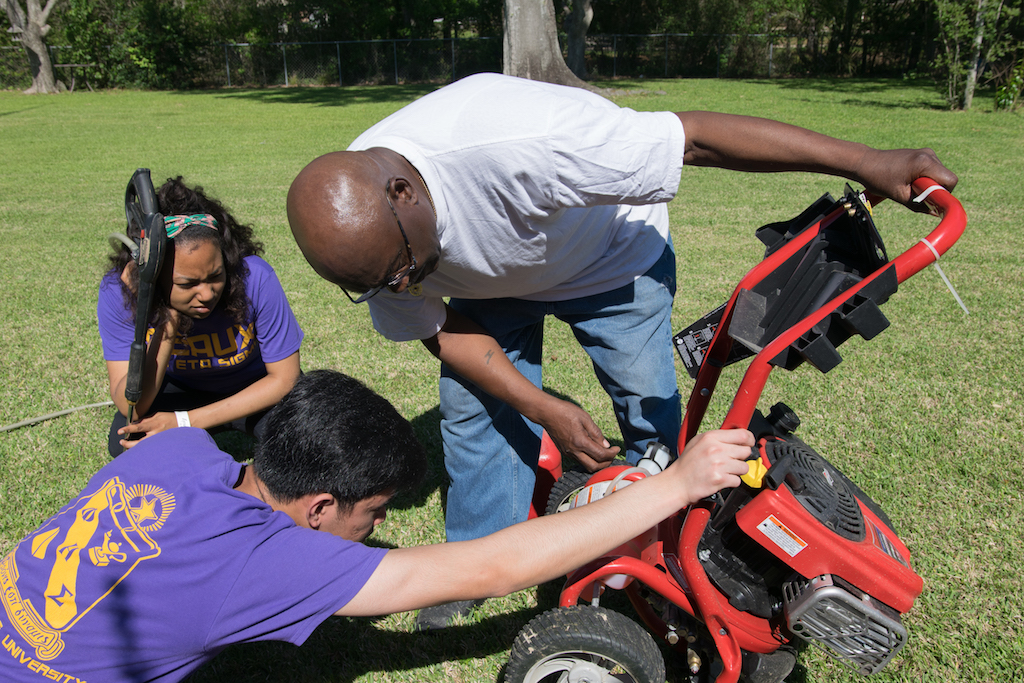 students volunteering at geaux big